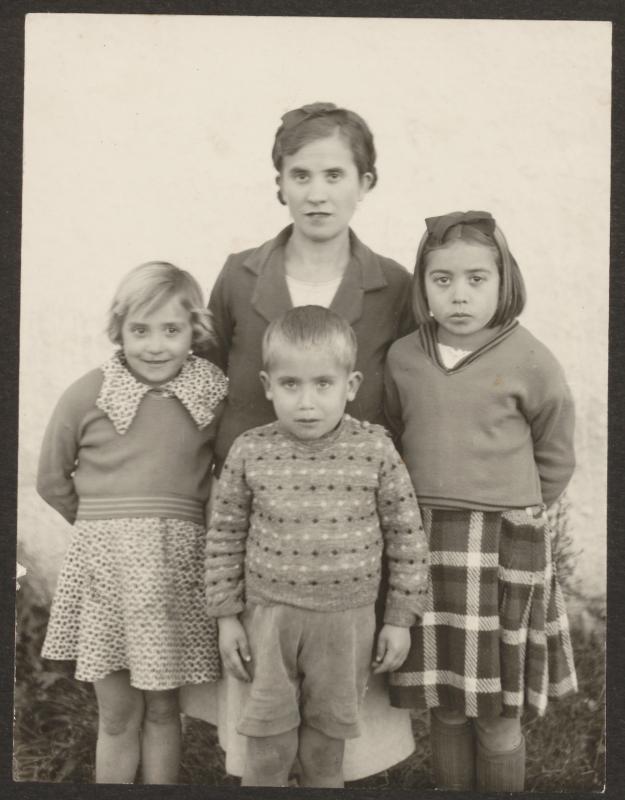 Vicenta et des enfants (photo 1937) et liste des enfants à l'école Freinet