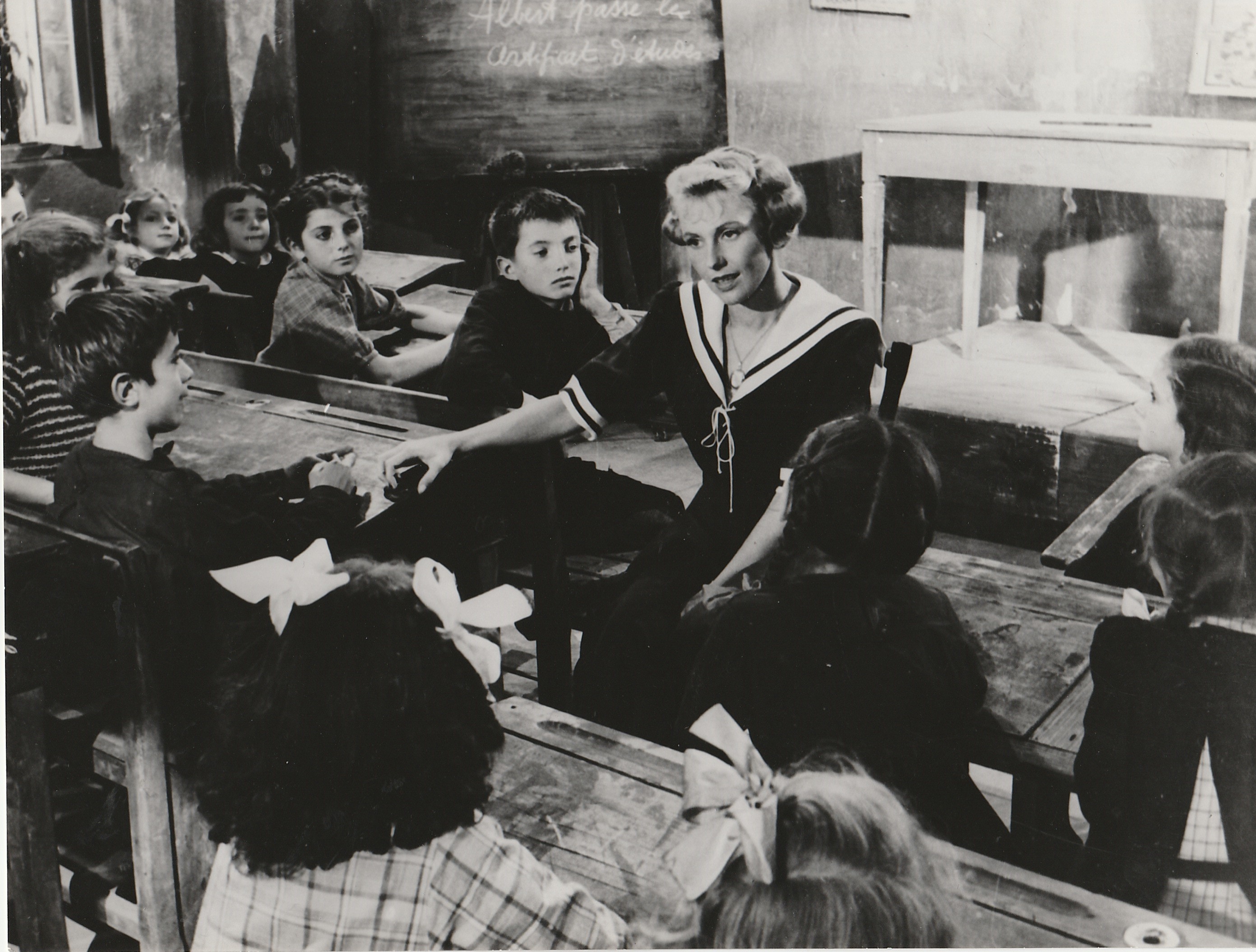  Mlle Lise avec l'ensemble de l'école en classe